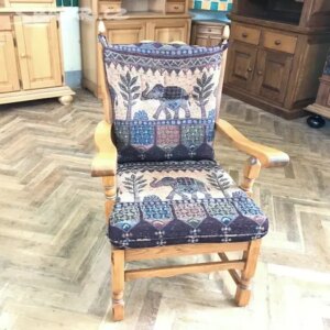 Křeslo čalouněné vzor slon, dub masiv