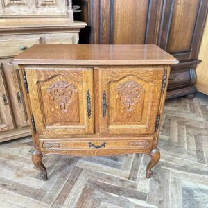 Komoda chippendale dubová, 2 dv. 1 š., řezby, kov.
