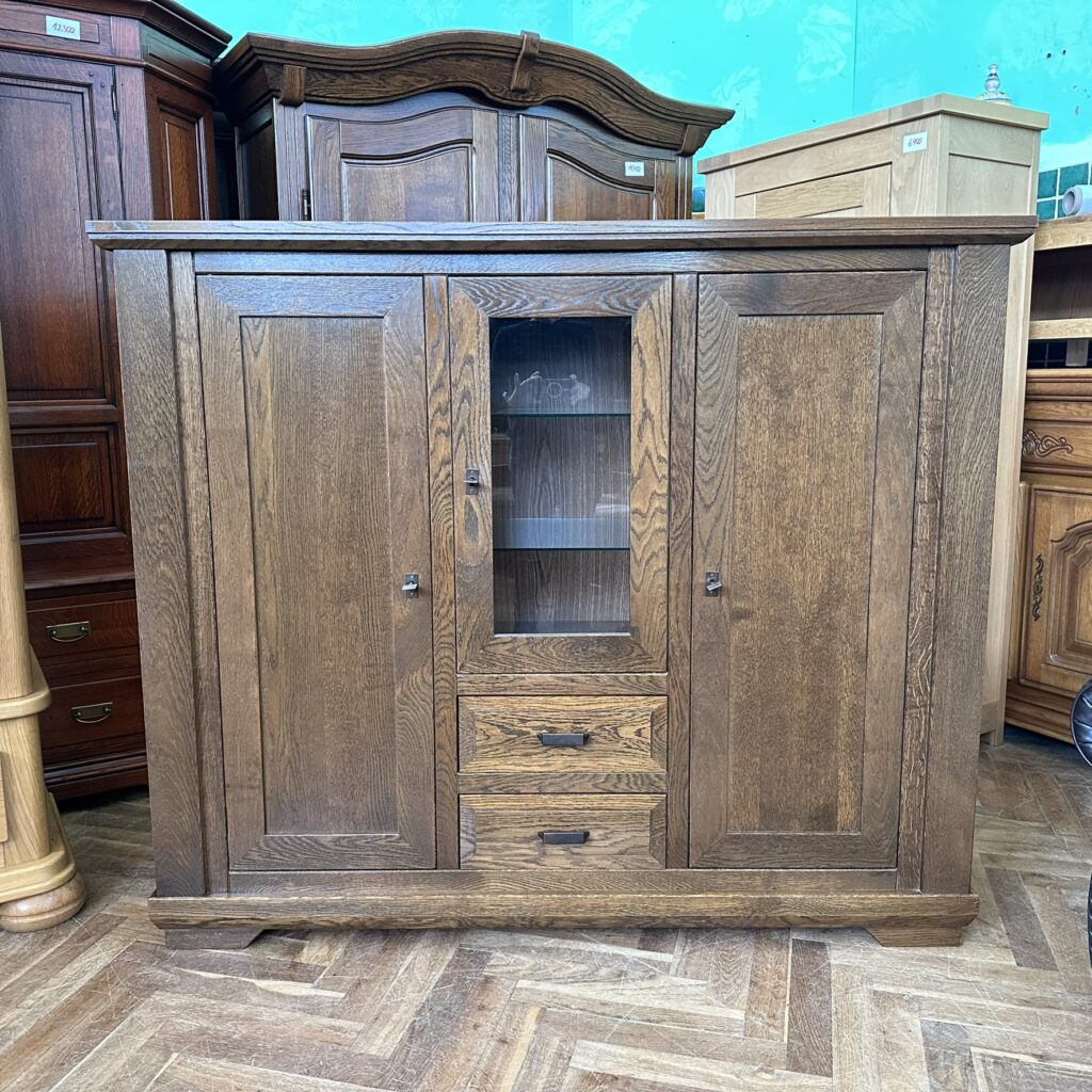 Stěnka - komoda s vitrínou 3 dv. 2 š. kování, dub