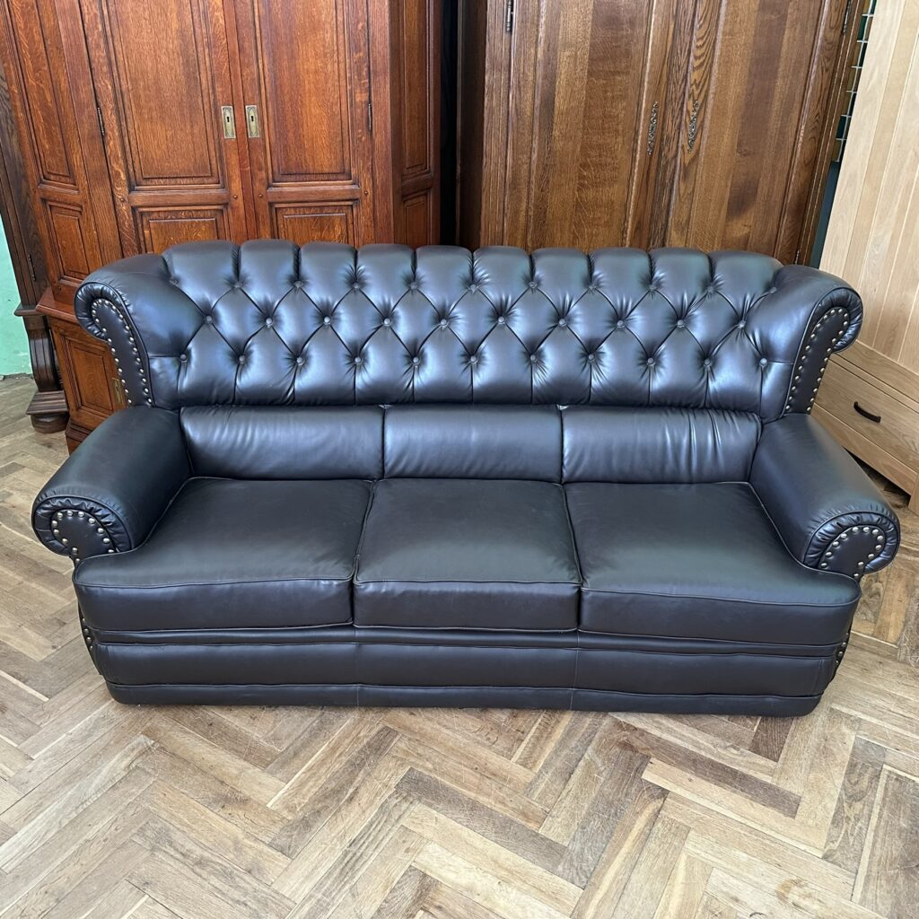 Gauč chesterfield, kvalitní koženka, druky