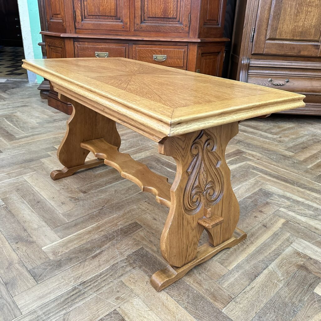 Konferenční stůl sv. dub "lavice", řezby