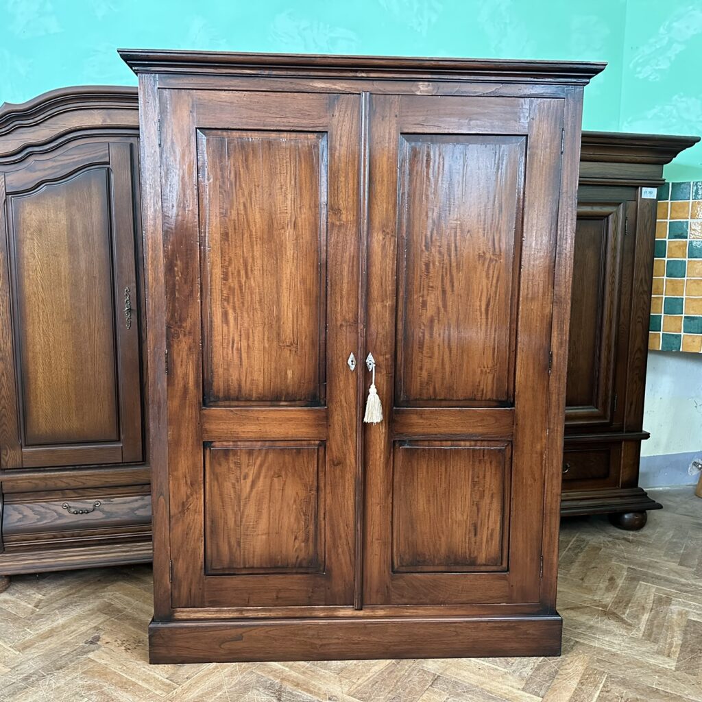 Šatní skříň dub masiv, uvnitř 2 šuplíky / i na tyč